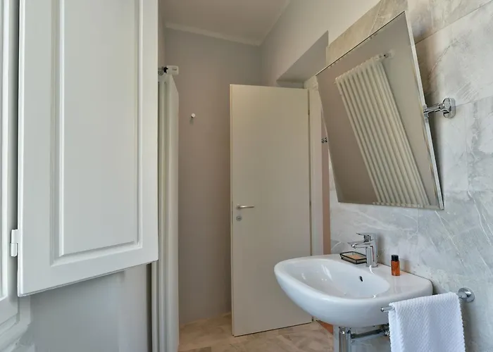 - Santa Croce Deluxe Florence